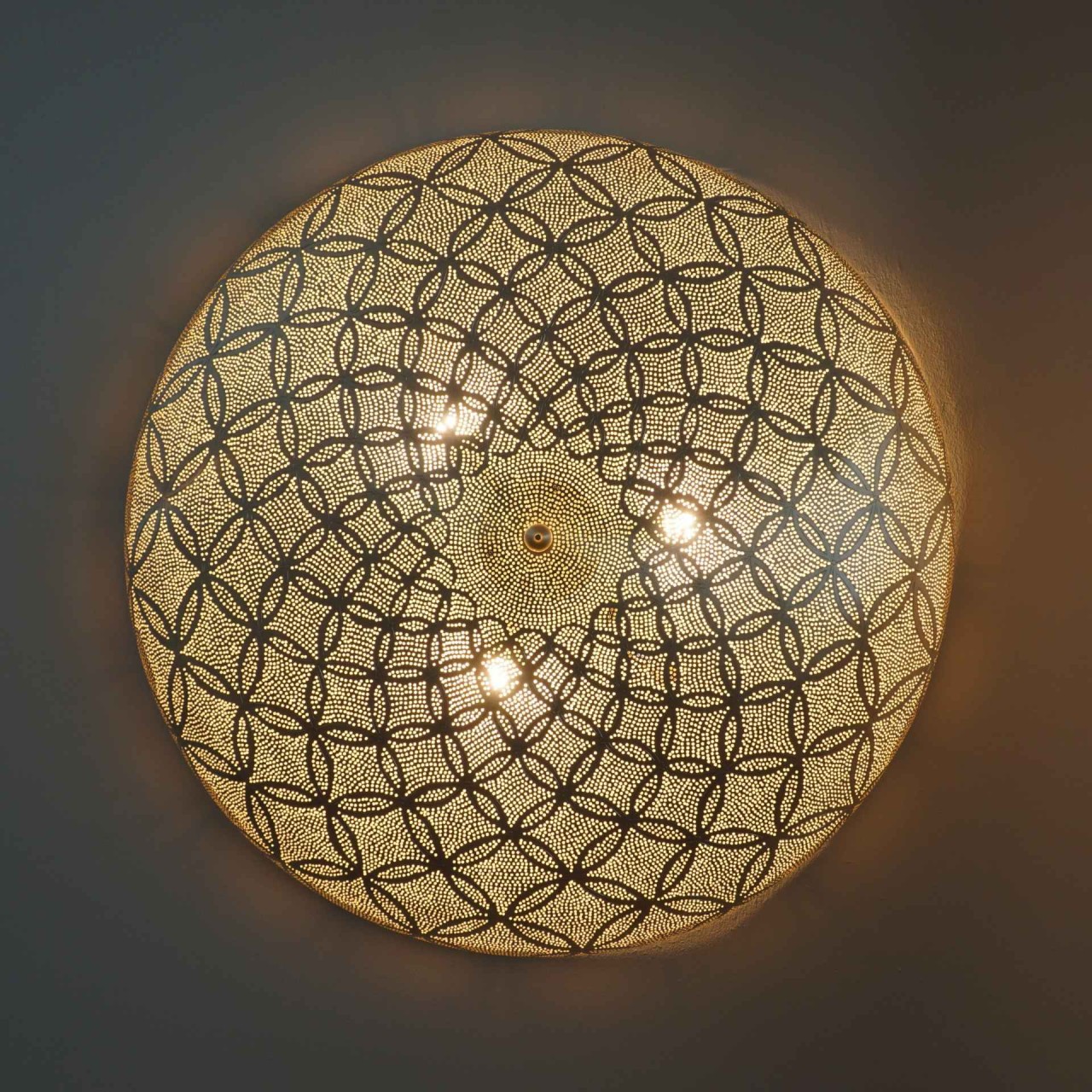Marama Flower 80cm Versilbert: Orientalische Wandlampe in der Dunkelheit