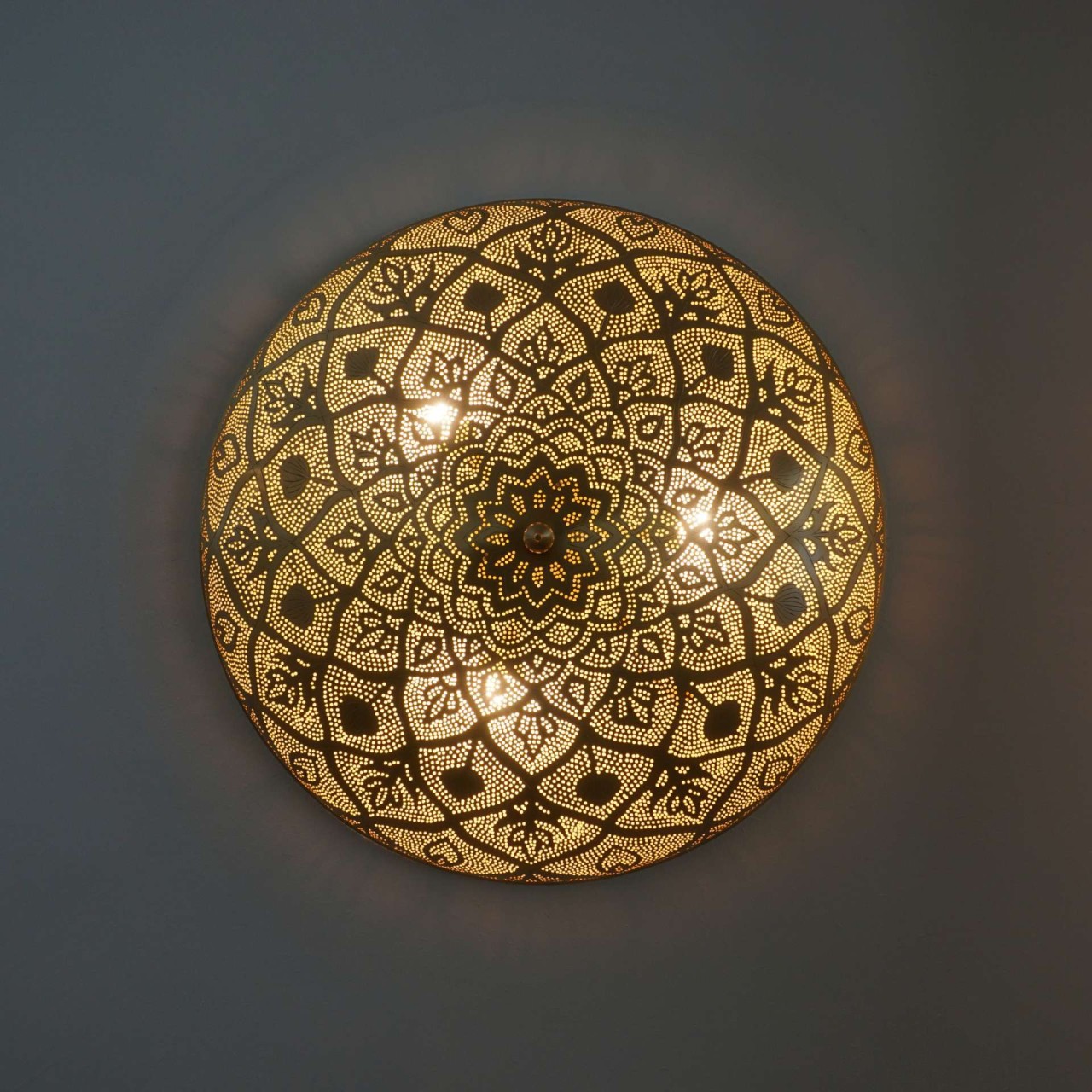 Marama Mandala 60cm Gold - Handgefertigte, orientalische Wandlampe eingeschaltet