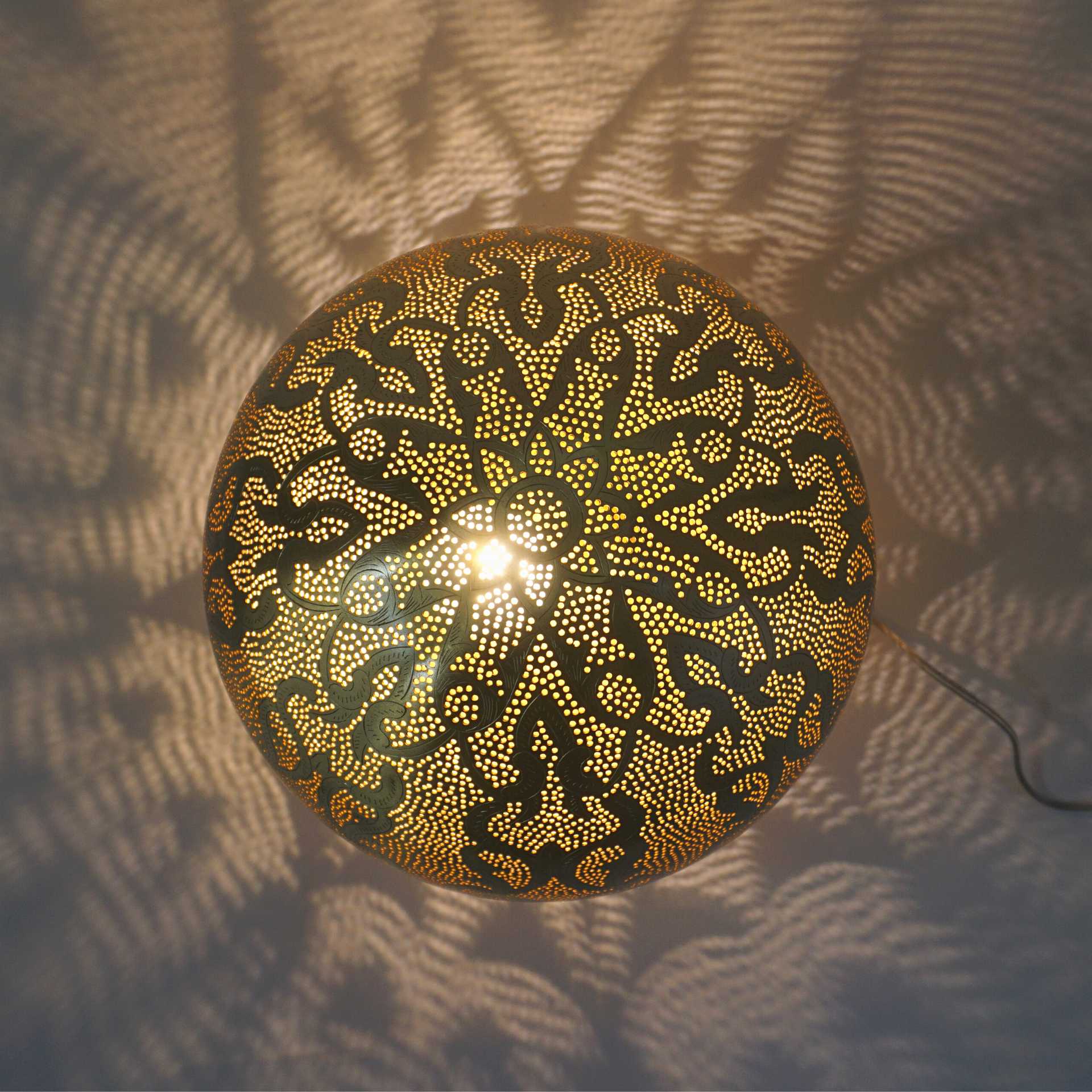 Rangi Filigree L goldene Tischlampe im orientalischen Stil von Arasian Dreams