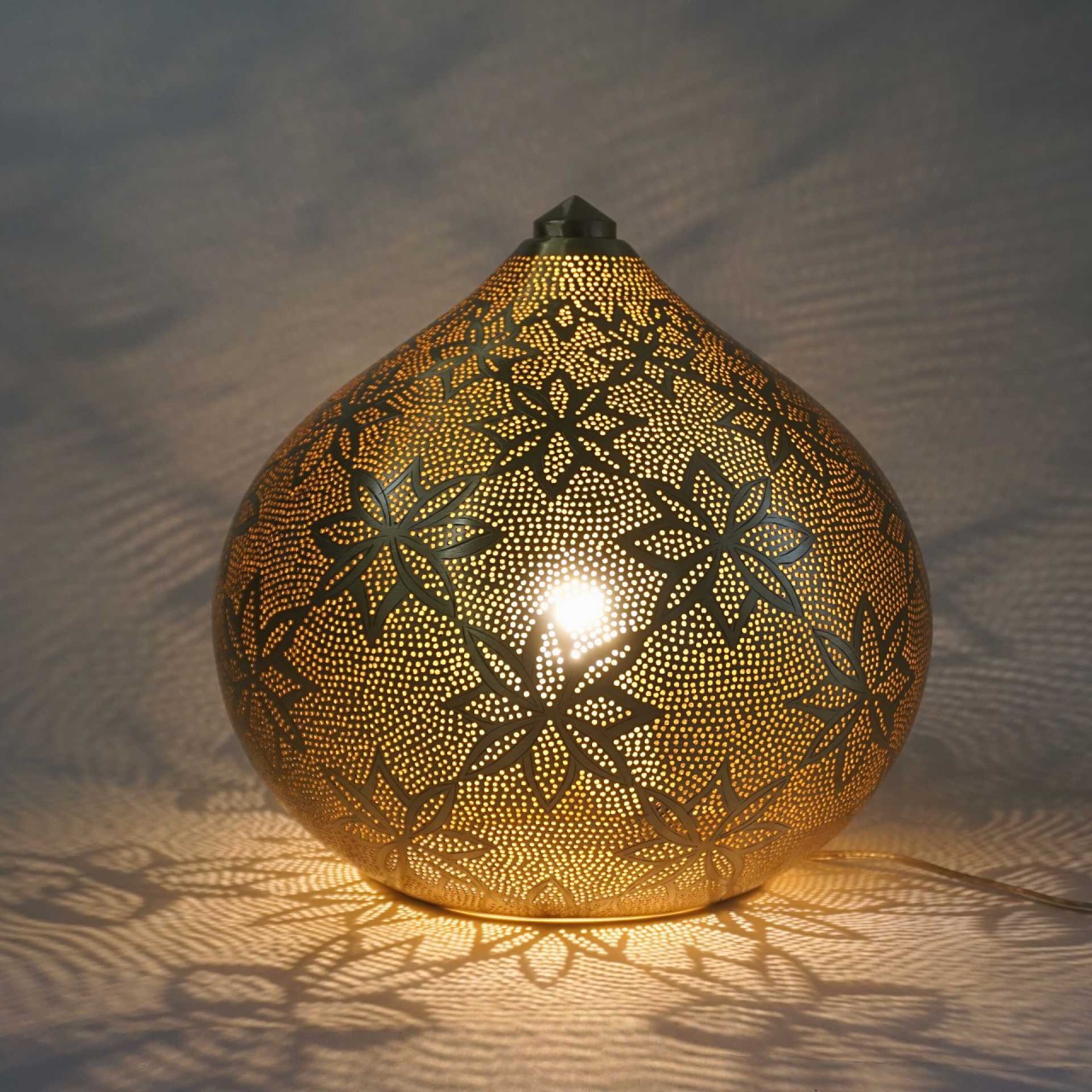 Tisch- Bodenlampe Ariki Puaka 33 cm goldfarben Handwerk sweet mint