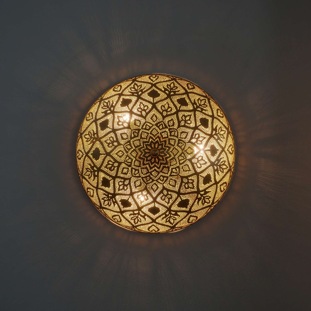 Marama Mandala 50cm Gold - Orientalische Wandlampe eingeschaltet, Handgefertigt